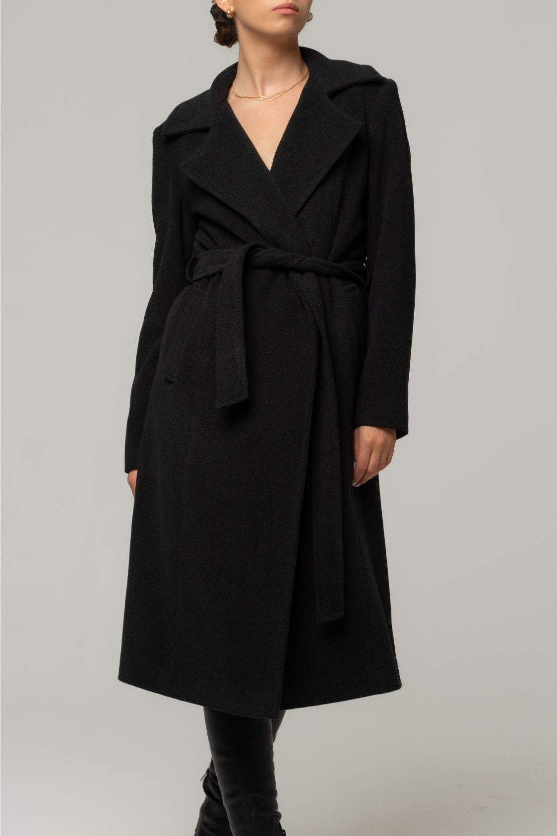 Długi płaszcz szlafrokowy z paskiem, 100% wełna, ciemny grafit - Milano