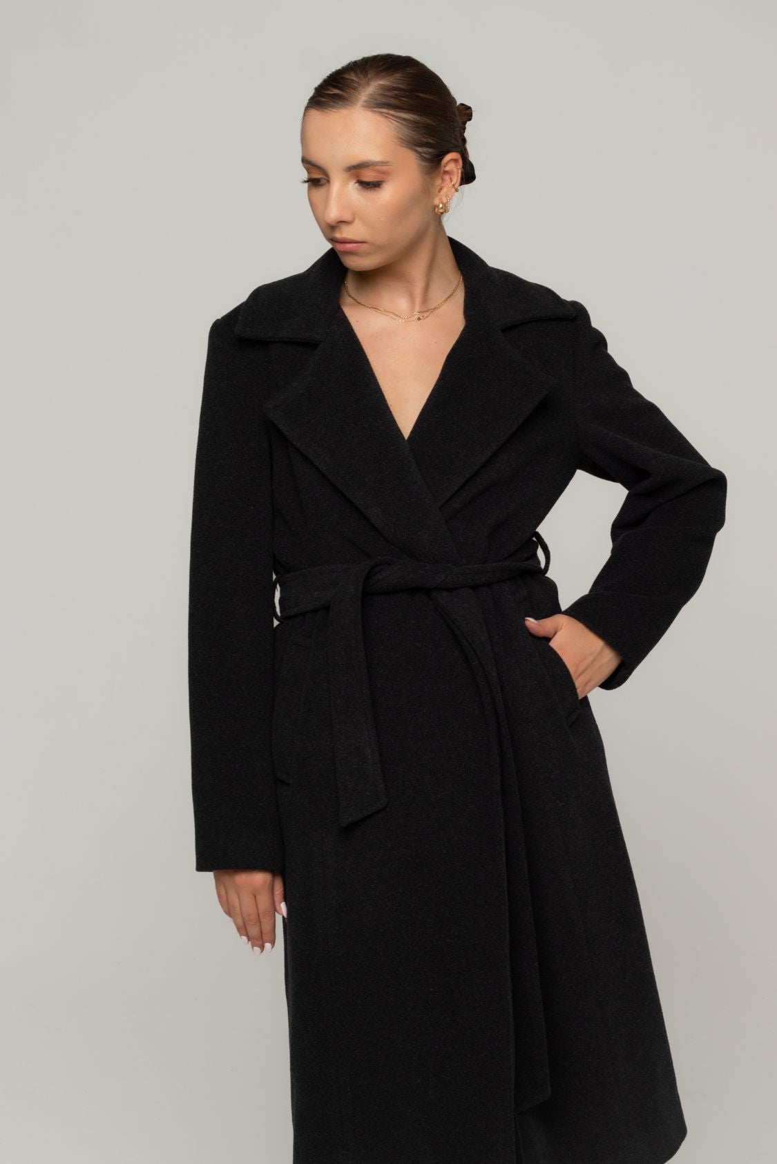 Długi płaszcz szlafrokowy z paskiem, 100% wełna, ciemny grafit - Milano