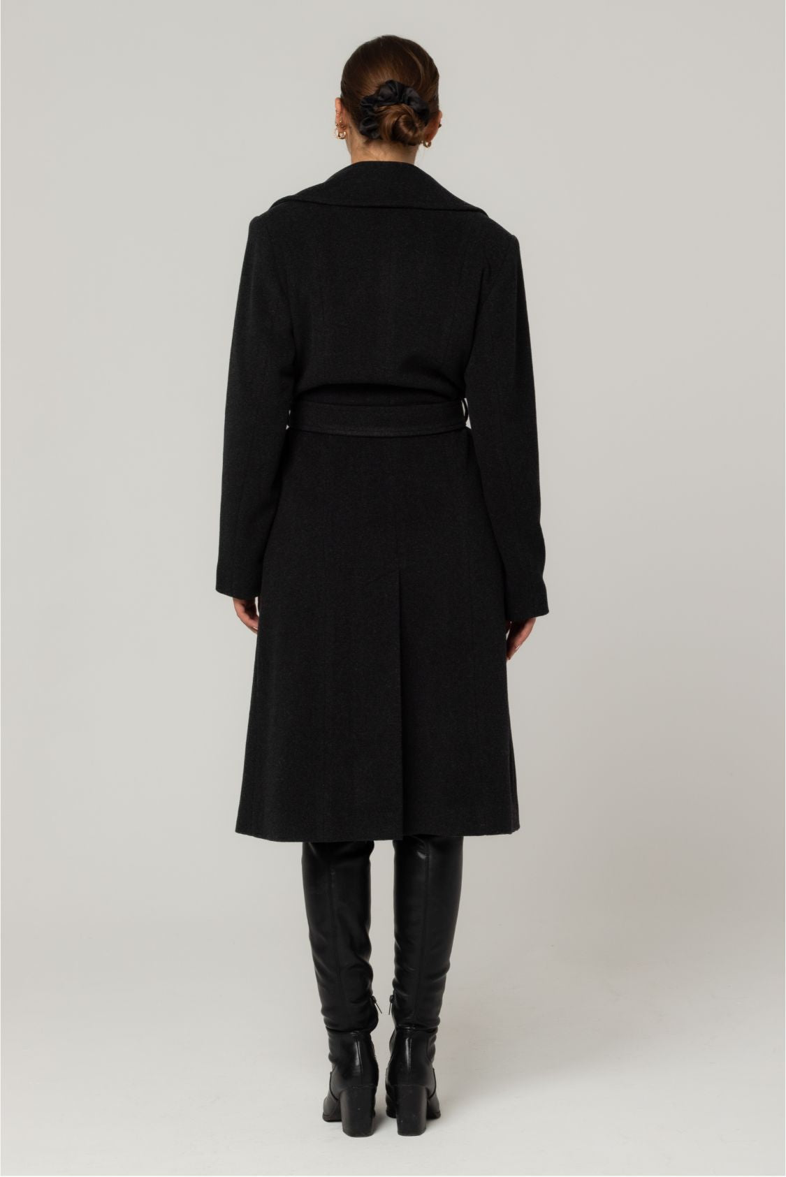 Długi płaszcz szlafrokowy z paskiem, 100% wełna, ciemny grafit - Milano