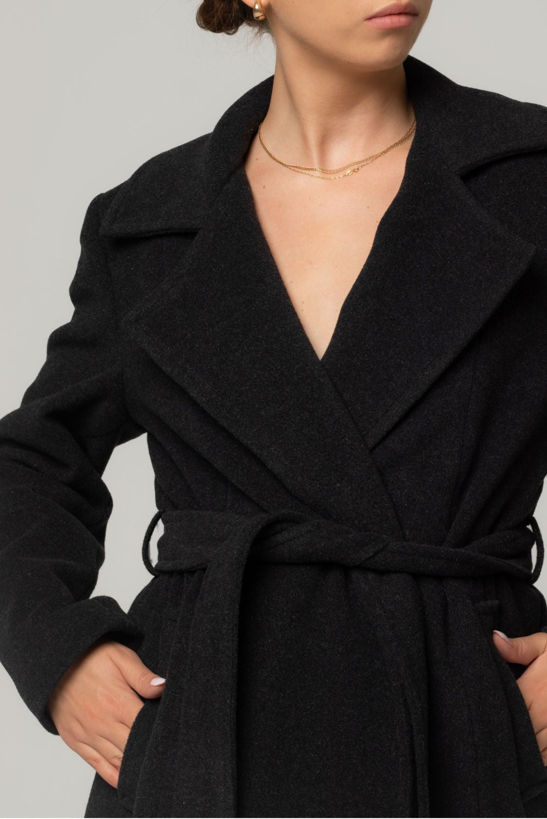 Długi płaszcz szlafrokowy z paskiem, 100% wełna, ciemny grafit - Milano