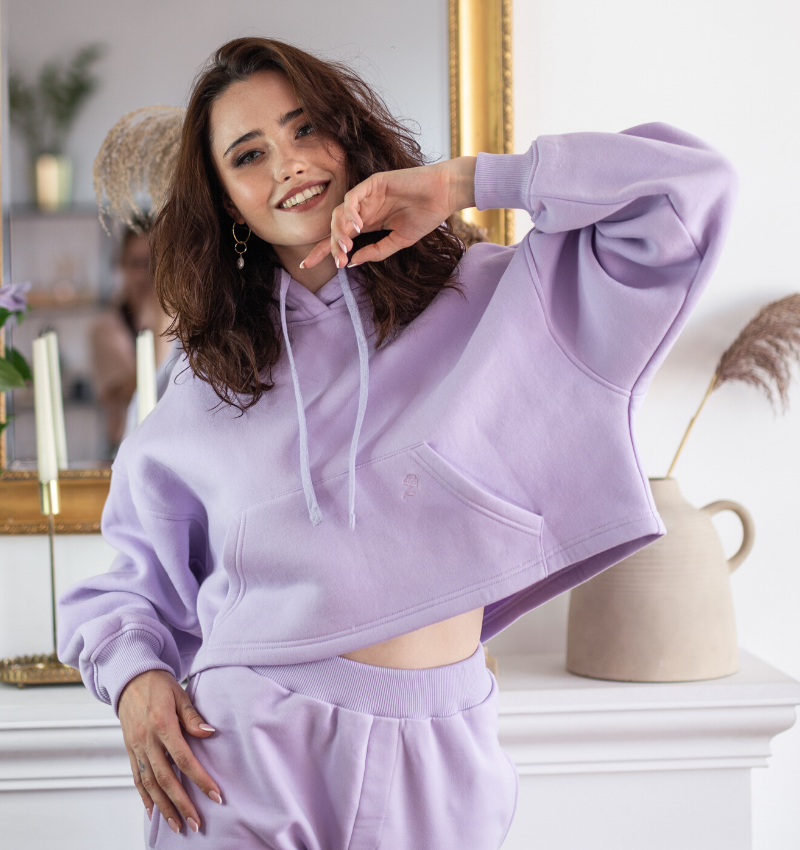 Bawełniana bluza damska oversize krótka z kapturem, fioletowa - Holystic