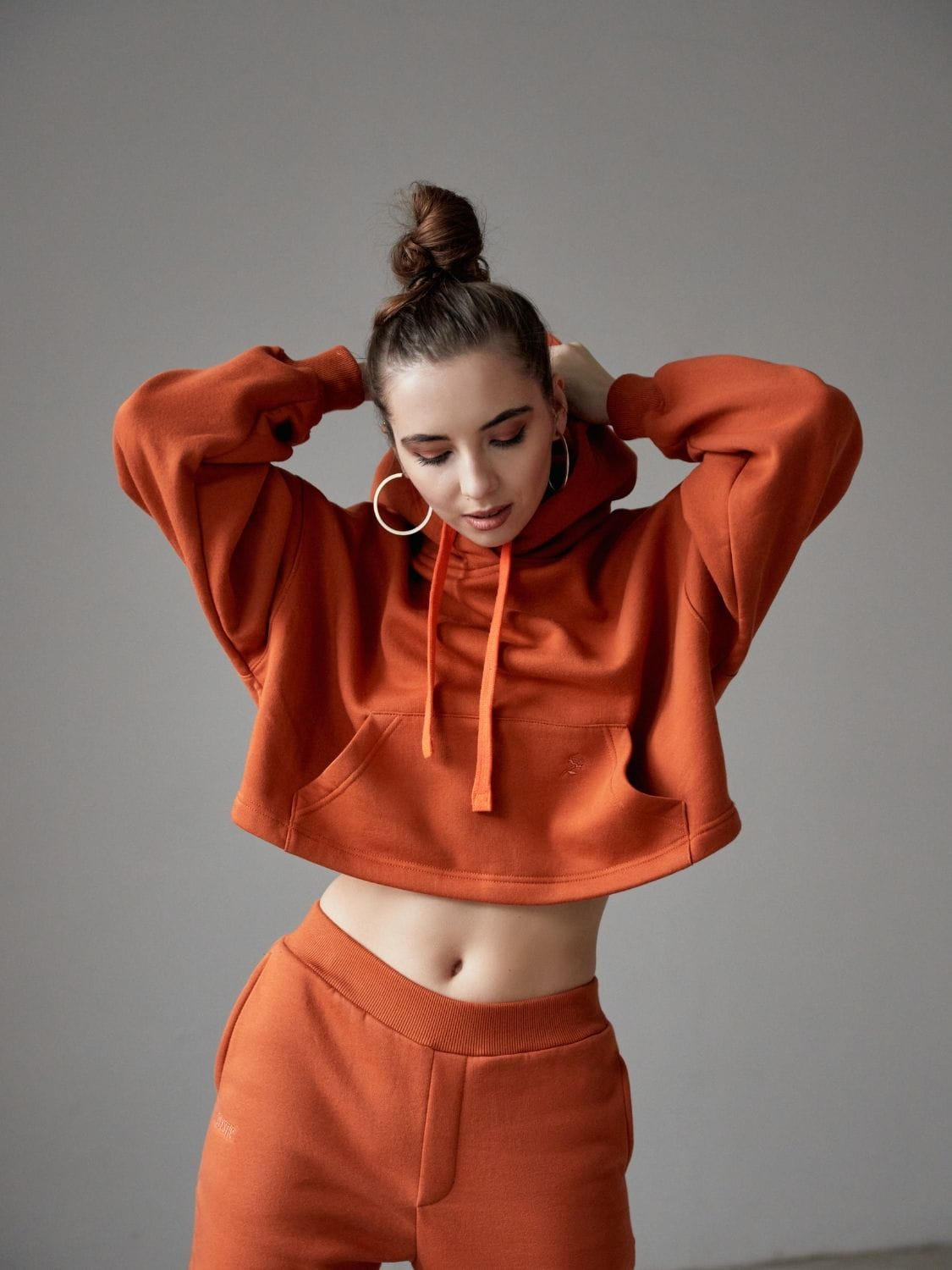 Bawełniana bluza damska oversize krótka z kapturem, ginger - Holystic