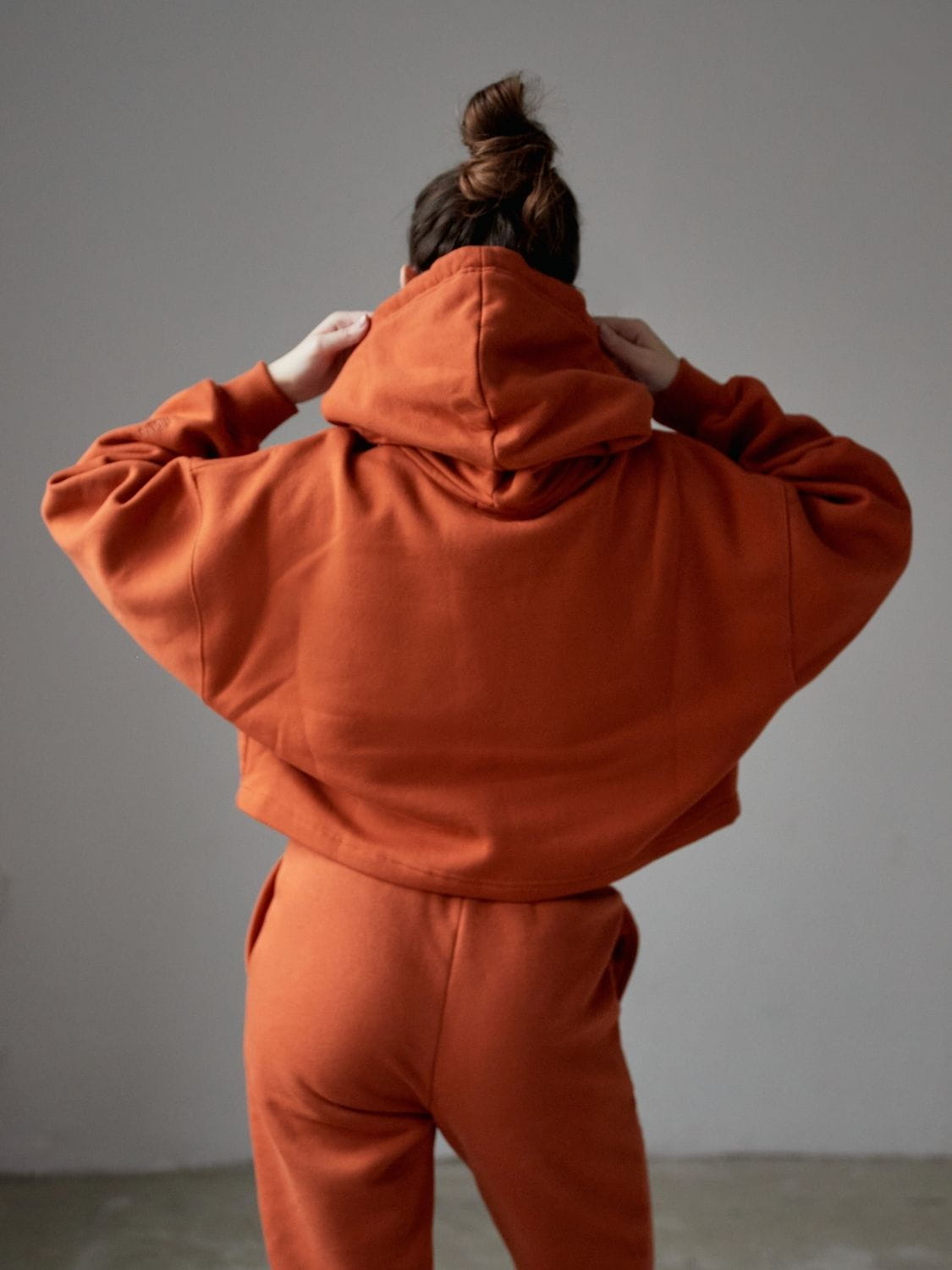 Bawełniana bluza damska oversize krótka z kapturem, ginger - Holystic