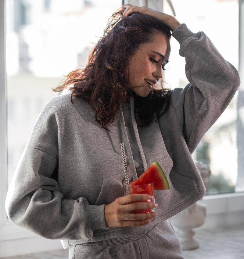 Bawełniana bluza damska oversize krótka z kapturem, szara - Holystic