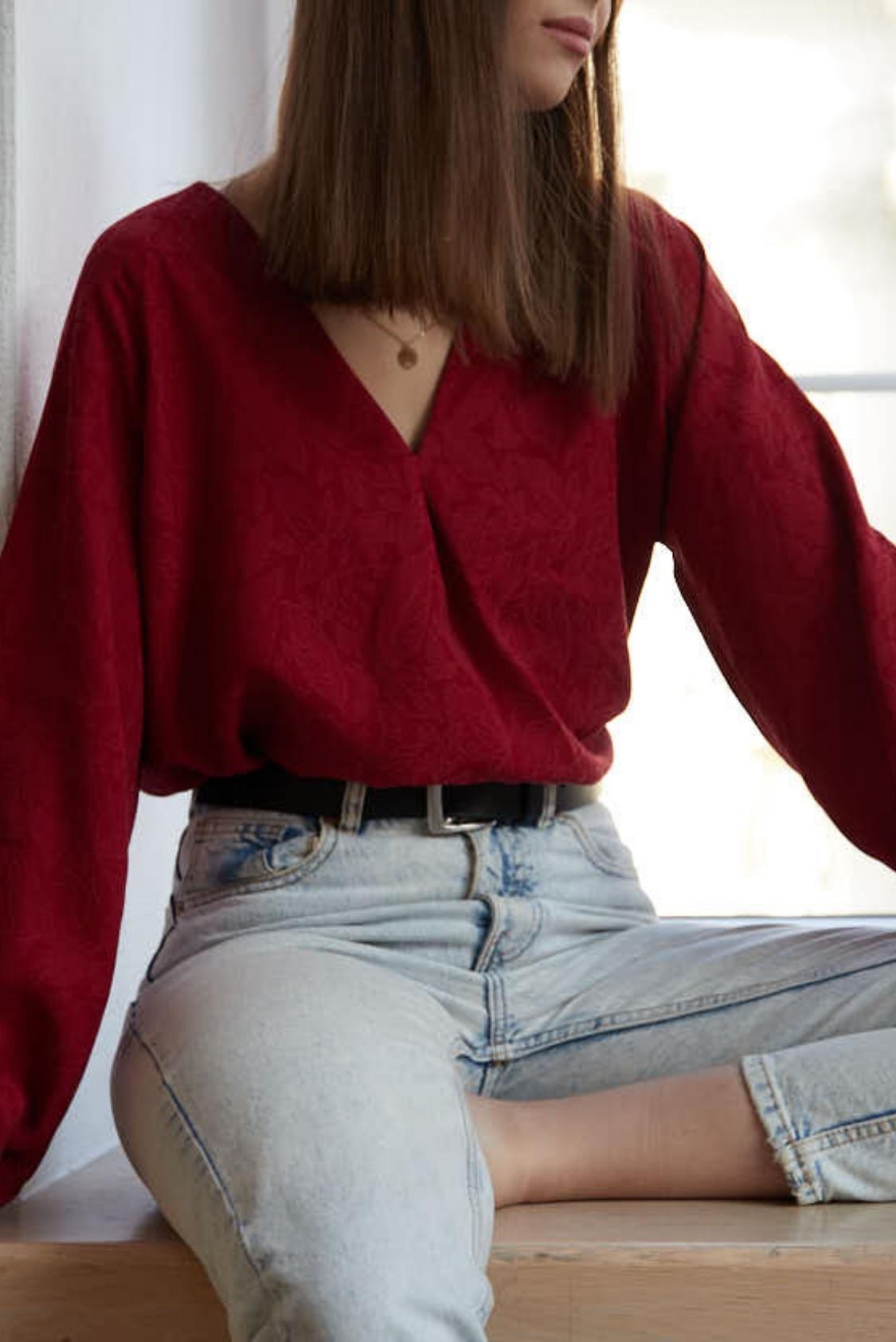 Bluzka żakardowa z dekoltem V i długim rękawem czerwona - Holystic