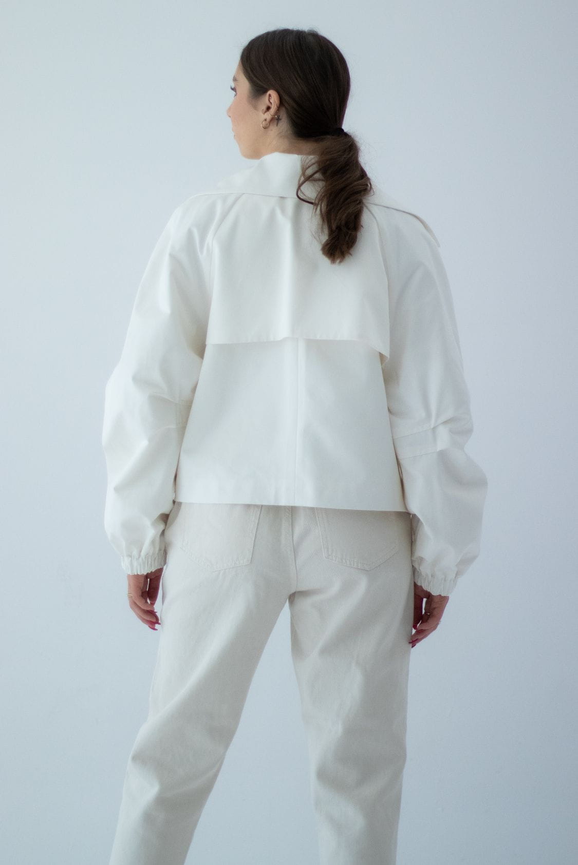 Krótki trencz oversize, biały - AiaKrótki trencz oversize, biały - Aia