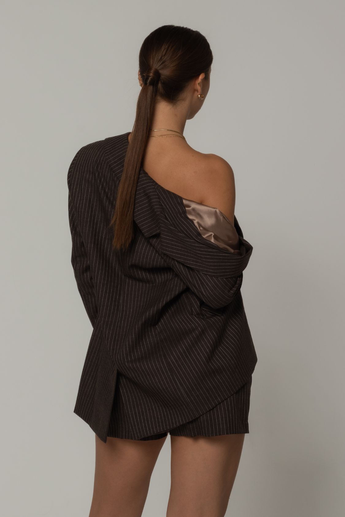 Garnitur damski wełniany z krótkimi spodniami brązowy