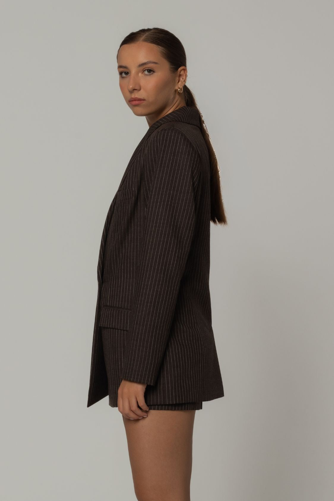 Garnitur damski wełniany z krótkimi spodniami brązowy