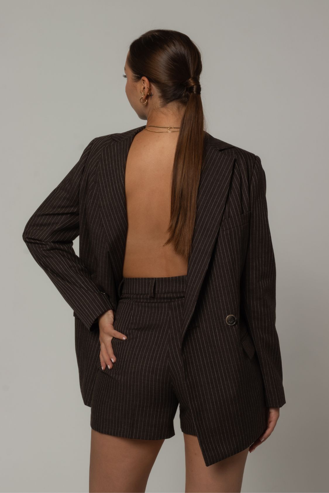 Spodnie garniturowe krótkie damskie wełniane brązowe