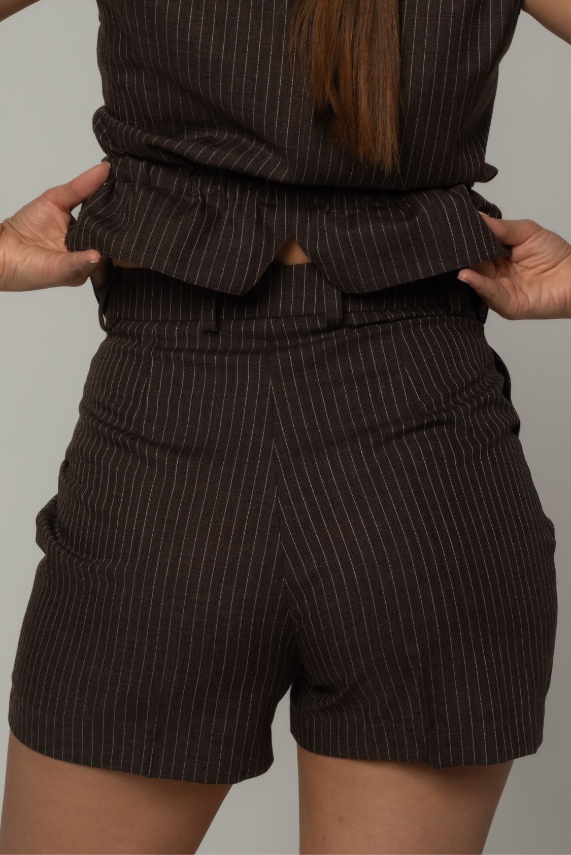 Spodnie garniturowe krótkie damskie wełniane brązowe