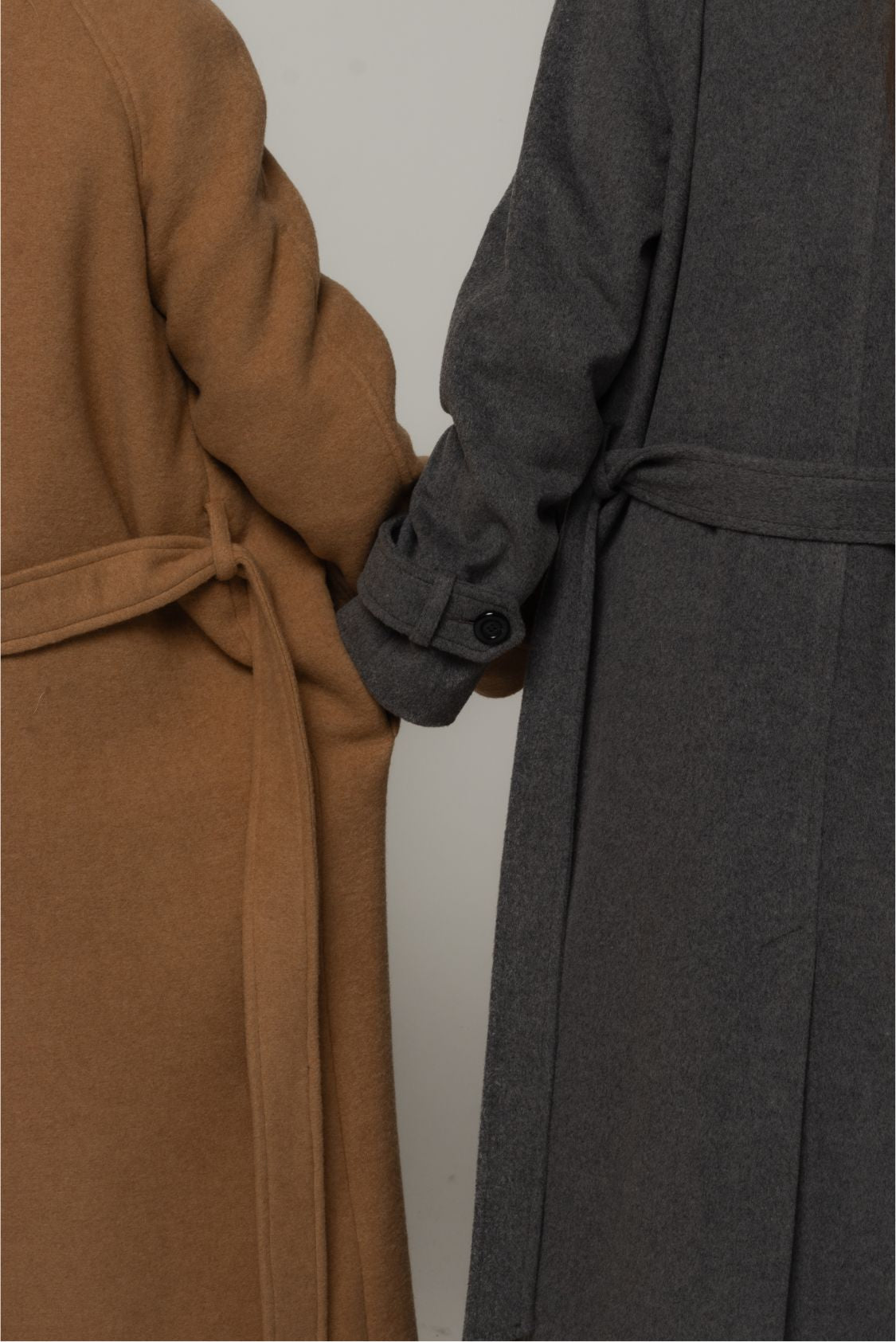 Długi płaszcz dwurzędowy z paskiem, z wełny dziewiczej i kaszmiru, Braga