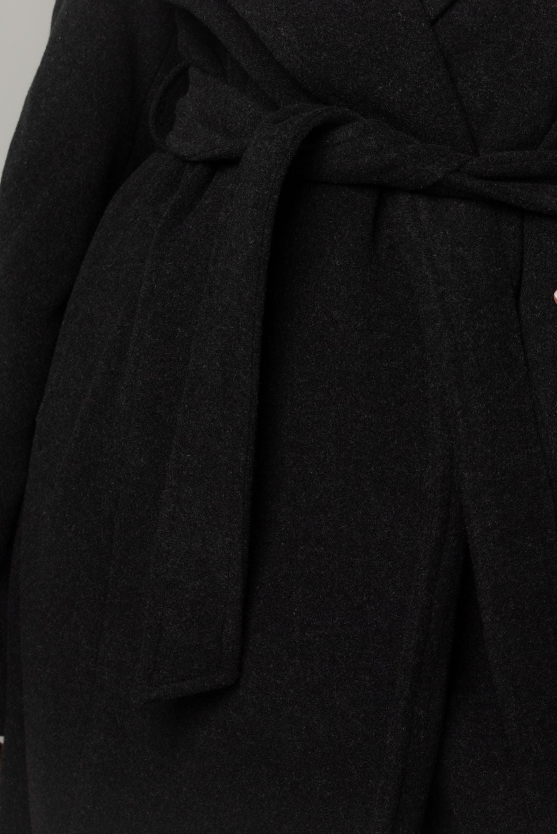 Długi płaszcz szlafrokowy z paskiem, 100% wełna, ciemny grafit - Milano
