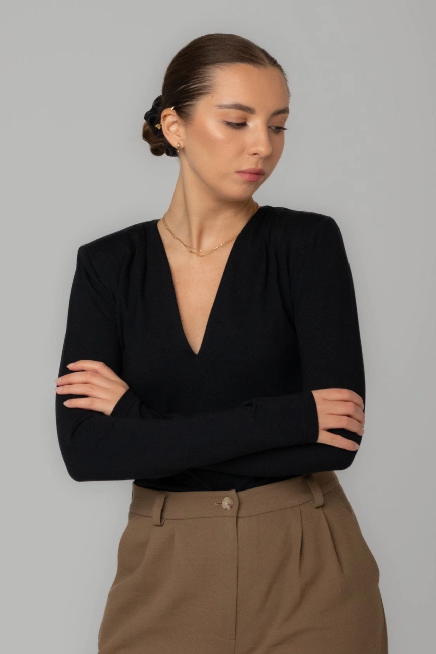 longsleeve-bluzka-bawelniana-z-dlugim-rekawem-z-dekoltem-v-czarna-3.jpg