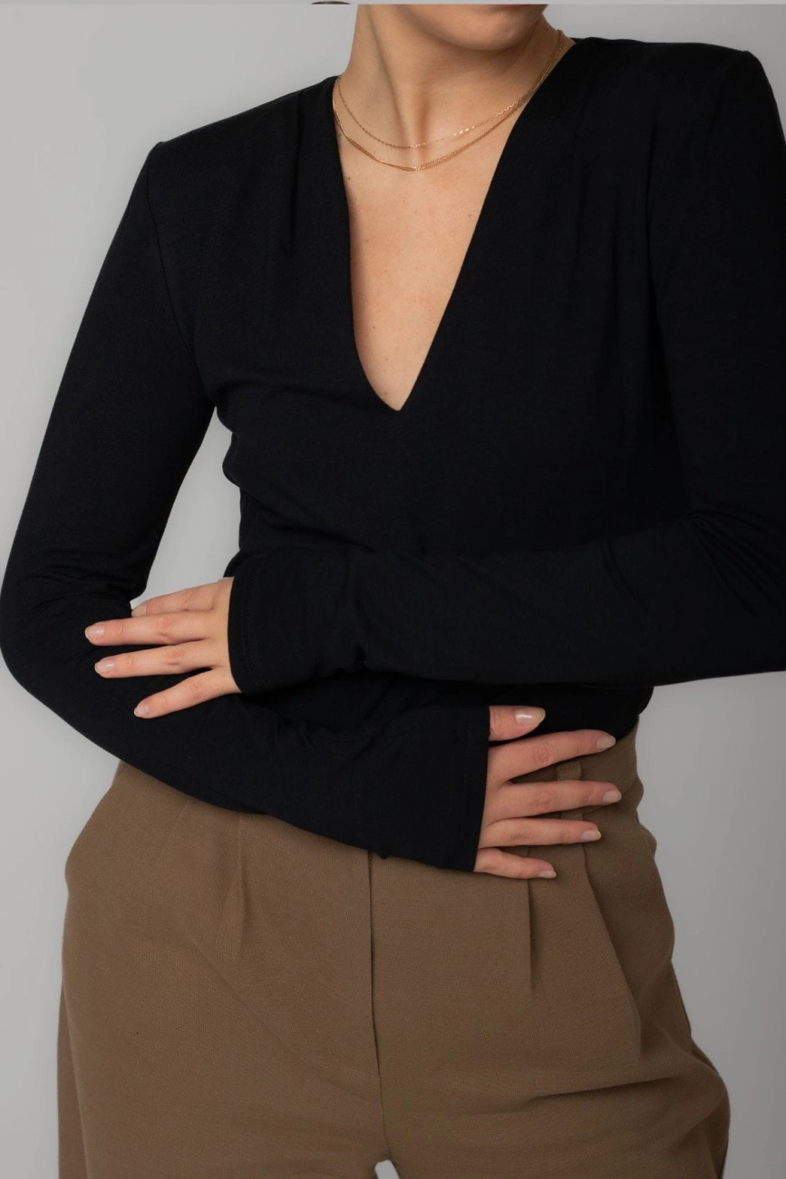 longsleeve-bluzka-bawelniana-z-dlugim-rekawem-z-dekoltem-v-czarna-5.jpg