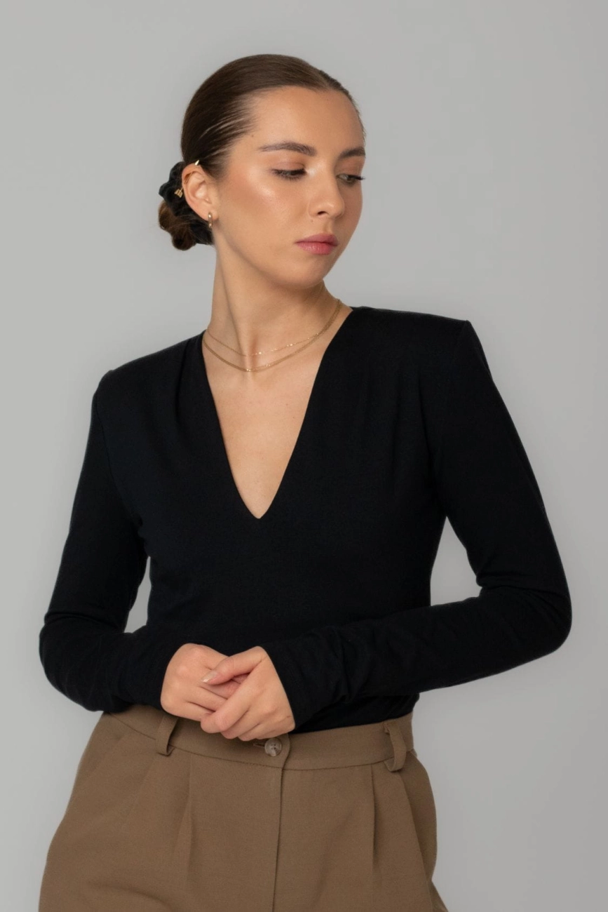 longsleeve-bluzka-bawelniana-z-dlugim-rekawem-z-dekoltem-v-czarna-4.jpg