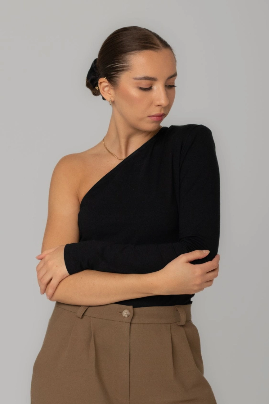 longsleeve-bluzka-bawelniana-na-jedno-ramie-czarna-8.jpg