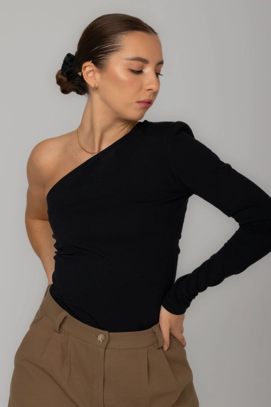 longsleeve-bluzka-bawelniana-na-jedno-ramie-czarna-7.jpg