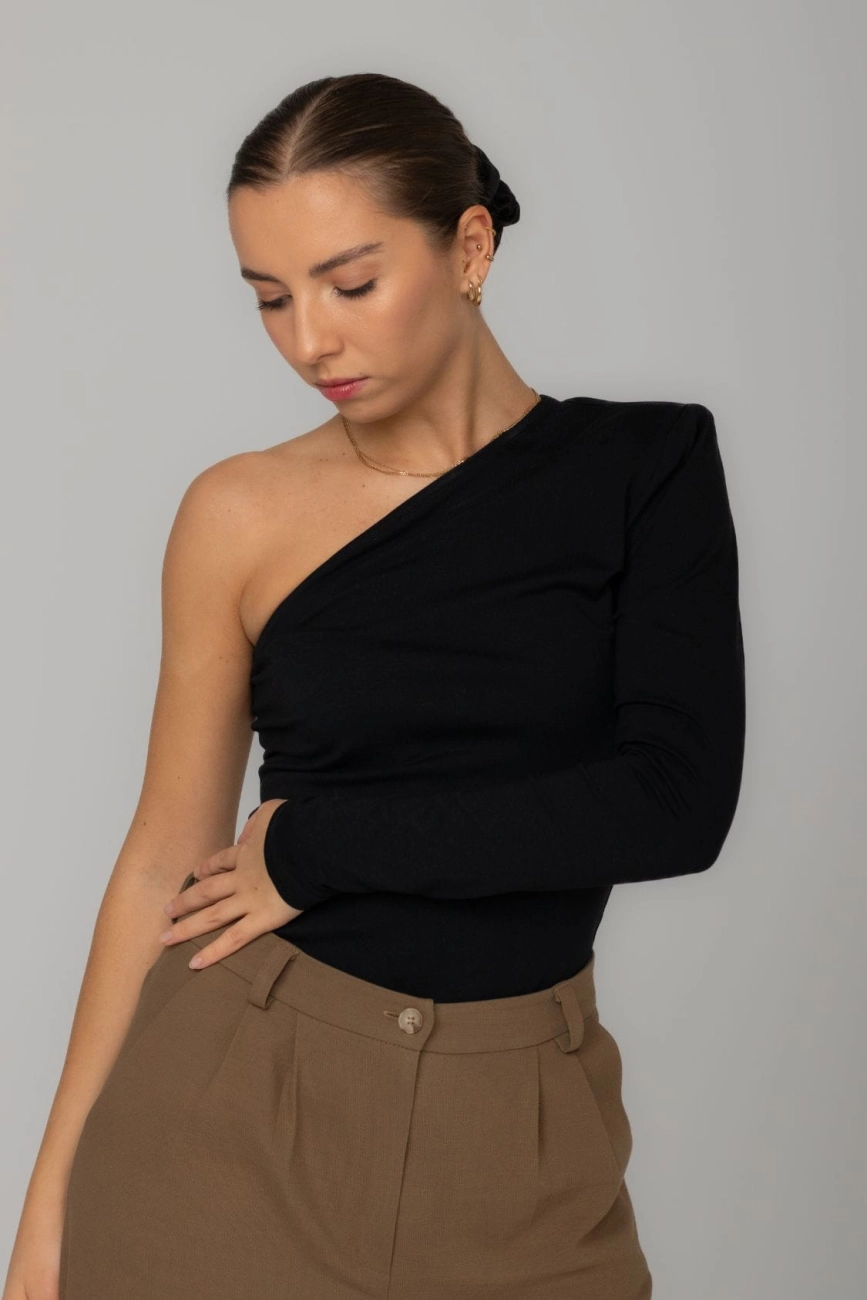 longsleeve-bluzka-bawelniana-na-jedno-ramie-czarna-6.jpg