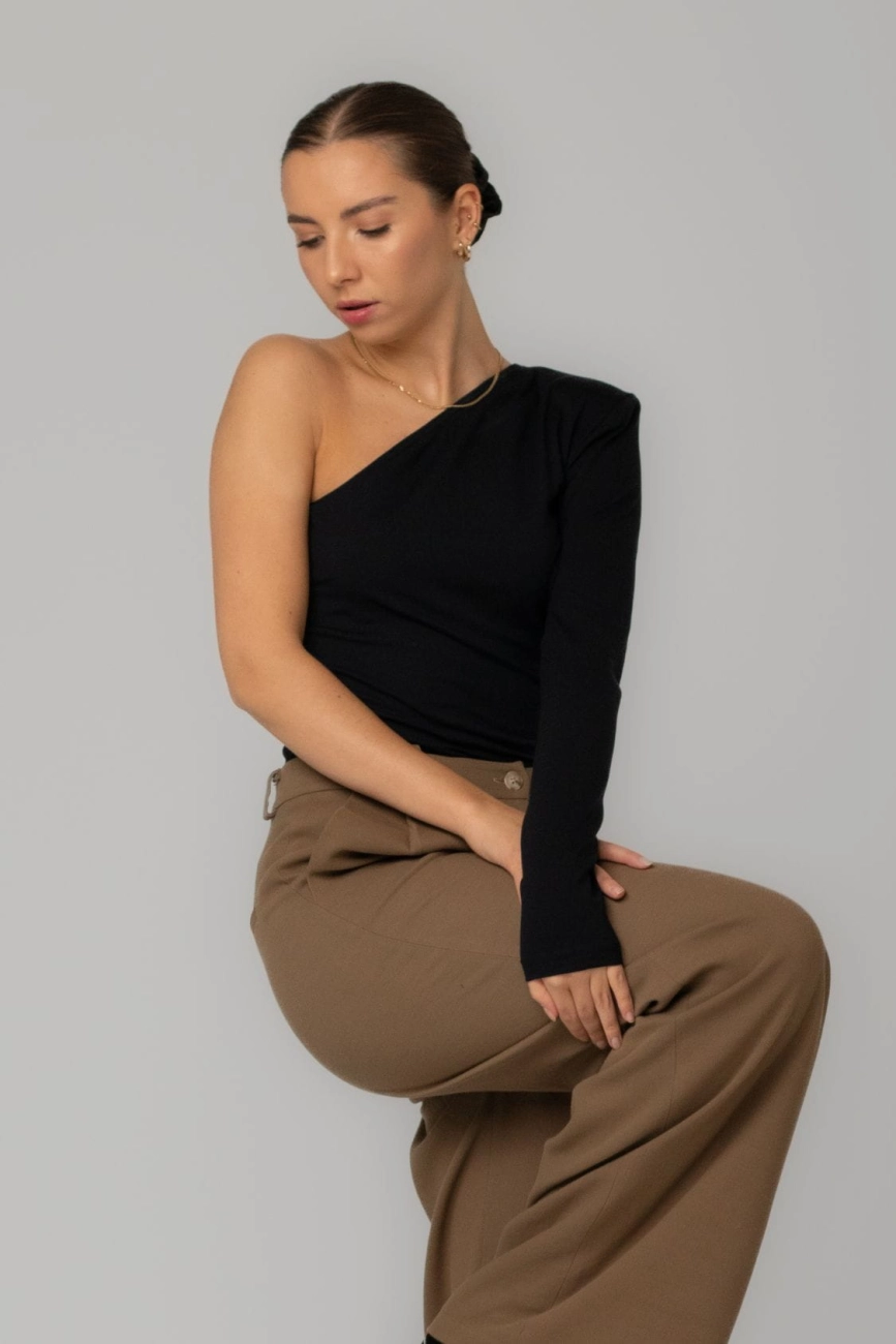 longsleeve-bluzka-bawelniana-na-jedno-ramie-czarna-3.jpg