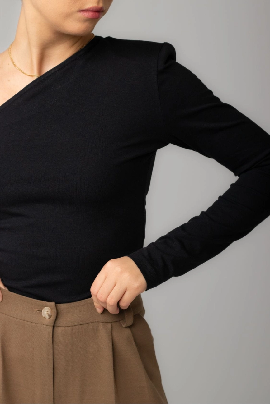 longsleeve-bluzka-bawelniana-na-jedno-ramie-czarna-9.jpg