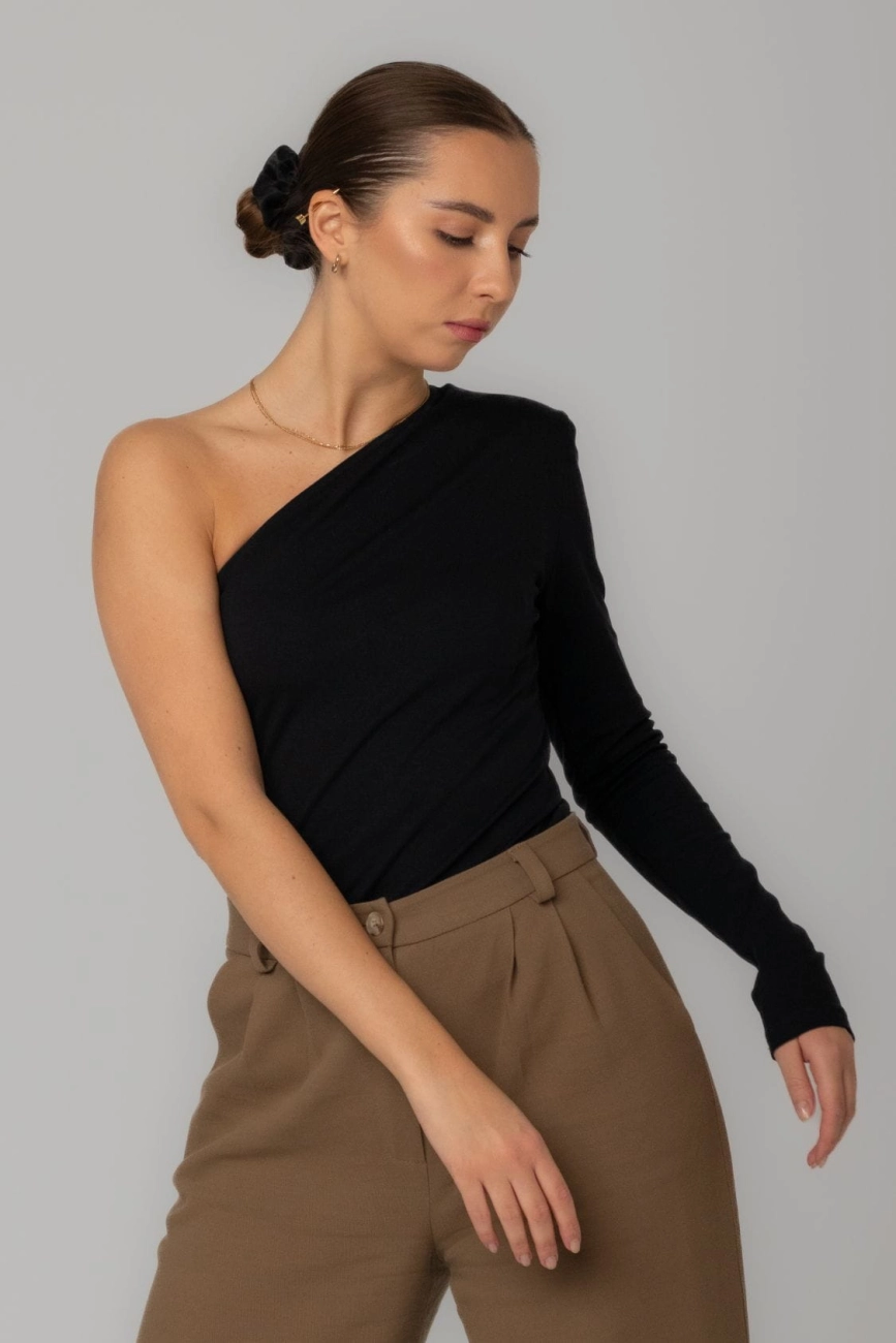 longsleeve-bluzka-bawelniana-na-jedno-ramie-czarna-4.jpg