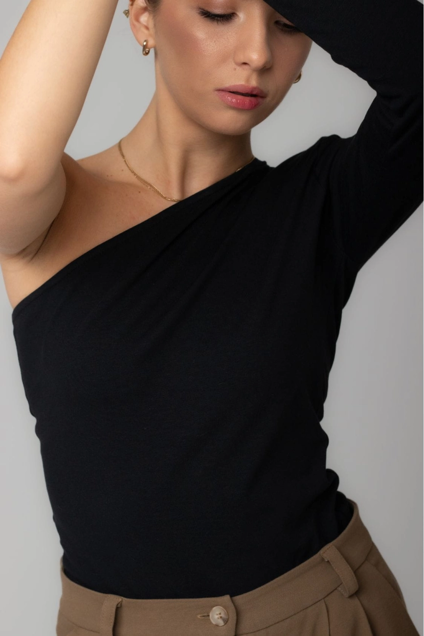 longsleeve-bluzka-bawelniana-na-jedno-ramie-czarna-11.jpg