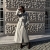 jasno-szary-dlugi-trencz-damski-ze-stojka-i-rozszerzanymi-rekawami-20.jpg