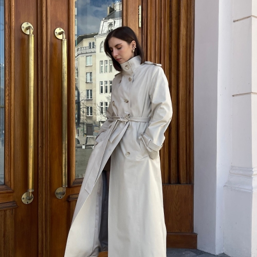 jasno-bezowy-dlugi-trencz-damski-ze-stojka-i-rozszerzanymi-rekawami-20 (2).jpg