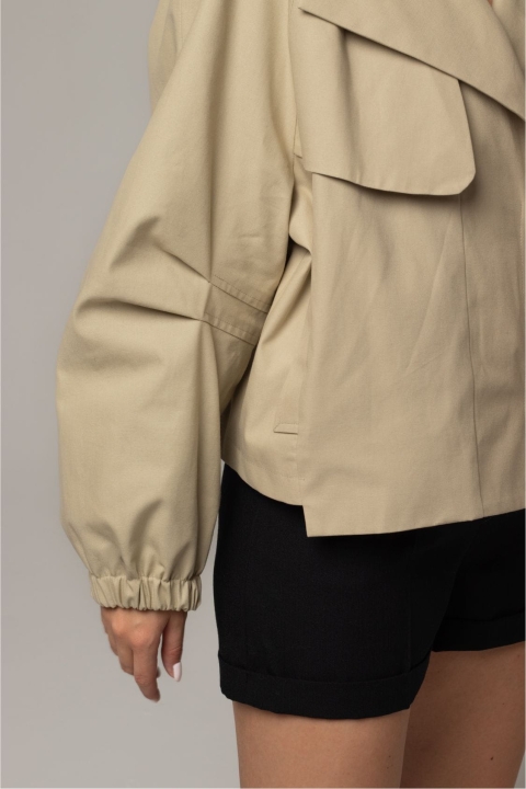 krotki-trencz-damski-bezowy-aia-3.jpg